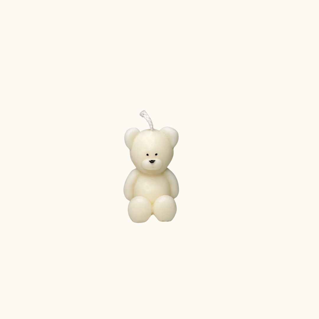 Auf diesem Bild ist unsere Teddy Twinkle Spark - Mini Kerze zusehen. Sie ist handgemacht aus Bio Sojawachs. Zudem ist sie nachhaltig, vegan und umweltfreundlich.