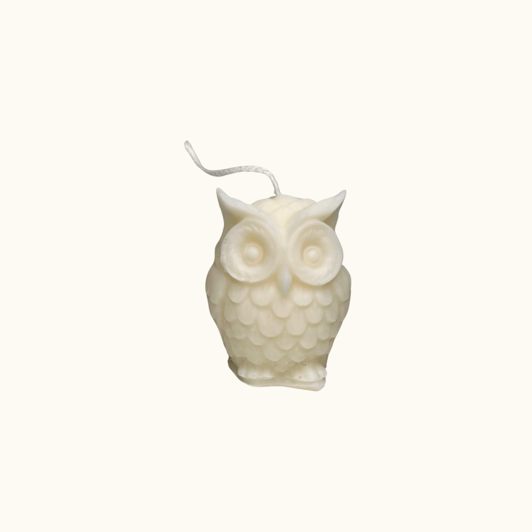 Auf diesem Bild sieht man unsere Twilight Owl Kerze. Sie ist handgemacht aus Bio Sojawachs. Zudem ist sie umweltfreundlich, vegan und nachhaltig.