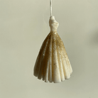 Unsere Hochzeitskleid Duftkerze Wedding Bliss Luminary. Sie ist in verschiedenen Düften erhältlich. Die Düfte haben einen angenehmen und beruhigenden Geruch. Sie ist perfekt für entspannte und gemütliche Tage. In weiß-gold.