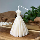 Hier sieht man unsere Wedding Bliss Luminary. Das Hochzeitskleid Design macht sie zur perfekten Dekoration. Sie sieht elegant und ästhetisch aus.