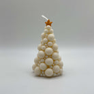 Die “Bubbly Christmas Tree Candle” in Weiß mit goldenem Stern. Diese handgefertigte Sojawachs-Kerze besticht durch ihr modernes Bubble-Design und ihren funkelnden Stern, ideal für stilvolle Weihnachtsdekorationen.