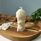Die Whimsical Bloom Buddies Kerze. Sie ist handgemacht aus veganem Sojawachs. Perfekt als Geschenk geeignet.