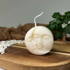 Hier sieht man unsere Yin-Yang Moonlit Radiance Kerze. Sie ist perfekt als Dekoration geeignet mit ihrem Yin-Yang und Gesicht Design. Sie sieht elegant und ästhetisch aus. Handgefertigt aus Sojawachs.